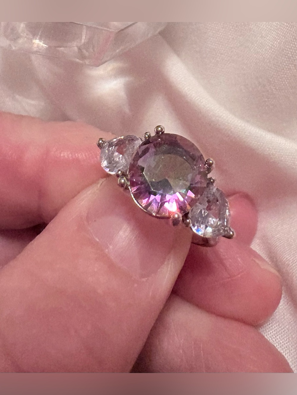 S925 3 Carats Moissanite Ring Size 6
A blue green with shades of pink..
